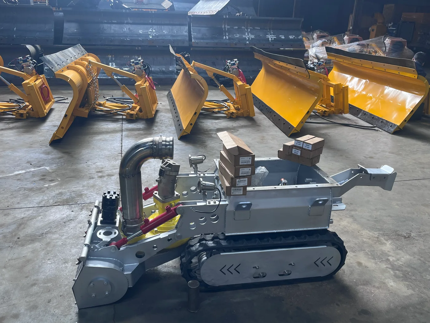 Crawler desilting robot with interchangeable working heads